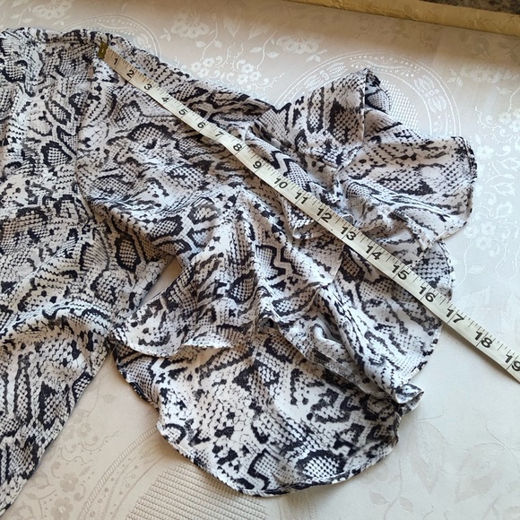 Vince Camuto White/Gray Snake Skin Animal Print Blouse Shirt Women’s Size XL - Picture 12 of 16